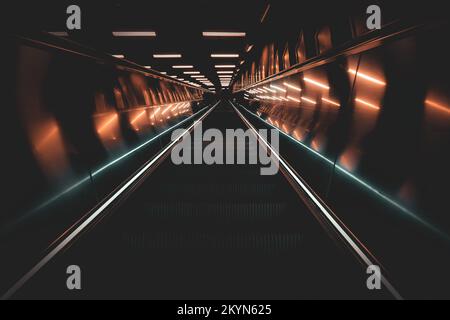 Blick von der beleuchteten Rolltreppe an der U-Bahn-Station Stockfoto