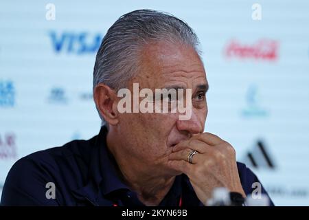 1.. Dezember 2022; Main Media Centre in Doha, Katar; brasilianischer Cheftrainer Tite während der brasilianischen Pressekonferenz im Main Media Centre vor der Weltmeisterschaft 2022 spielt die Gruppe gegen Kamerun am 2.. Dezember Kredit: Action Plus Sports Images/Alamy Live News Stockfoto