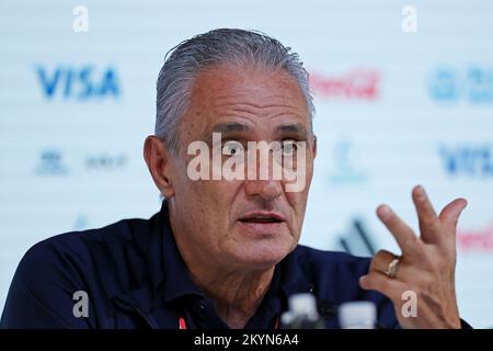 1.. Dezember 2022; Main Media Centre in Doha, Katar; brasilianischer Cheftrainer Tite während der brasilianischen Pressekonferenz im Main Media Centre vor der Weltmeisterschaft 2022 spielt die Gruppe gegen Kamerun am 2.. Dezember Kredit: Action Plus Sports Images/Alamy Live News Stockfoto