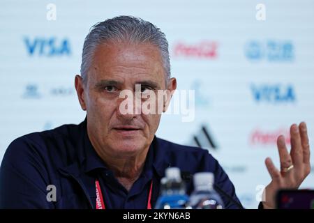 1.. Dezember 2022; Main Media Centre in Doha, Katar; brasilianischer Cheftrainer Tite während der brasilianischen Pressekonferenz im Main Media Centre vor der Weltmeisterschaft 2022 spielt die Gruppe gegen Kamerun am 2.. Dezember Kredit: Action Plus Sports Images/Alamy Live News Stockfoto