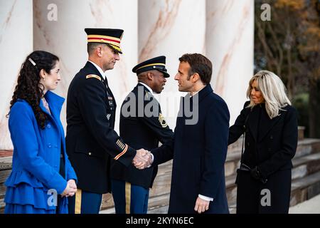 Arlington, USA. 30. November 2022. Der französische Präsident Emmanuel Macron schüttelt den USA die Hand Armeekollege Michael Binetti, Stabschef, Arlington National Cemetery, vor dem Arlington House am Arlington National Cemetery, Arlington, Virginia, 30. November 2022. (USA Armeefoto von Elizabeth Fraser / Arlington National Cemetery / veröffentlicht) Kredit: Arlington National Cemetery/U.S. Armeefoto von Elizabeth Fraser / Arlington National Cemetery / Released/Alamy Live News Stockfoto