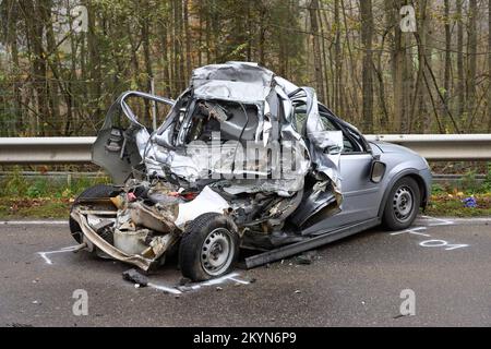 01. Dezember 2022, Rheinland-Pfalz, Neuhäusel: Auf der Bundesstraße 49 zwischen Koblenz und Montabaur kollidierte ein Pkw mit einem entgegenkommenden Lkw, nachdem er sich auf einer rutschigen Straße gedreht hatte. Der Fahrer des Wagens wurde getötet. Foto: Thomas Frey/dpa Stockfoto