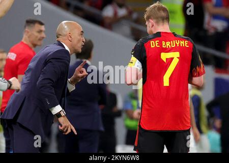 Doha, Katar, 01/12/2022, belgischer Cheftrainer Roberto Martinez spricht mit Kevin De Bruyne aus Belgien während eines Fußballspiels zwischen der belgischen Nationalmannschaft The Red Devils und Kroatien, dem dritten und letzten Spiel der Gruppe F der FIFA-Weltmeisterschaft 2022 in Al Rayyan, Bundesstaat Katar am Donnerstag, den 01. Dezember 2022. BELGA PHOTO VIRGINIE LEFOUR Kredit: Belga News Agency/Alamy Live News Stockfoto