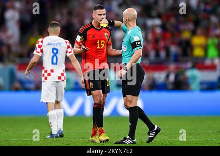 DOHA, KATAR - DEZEMBER 1: Leander Dendoncker von Belgien spricht mit dem Schiedsrichter Anthony Taylor während des Spiels Gruppe F - FIFA Weltmeisterschaft Katar 2022 zwischen Kroatien und Belgien im Ahmad bin Ali Stadion am 1. Dezember 2022 in Doha, Katar (Foto von Pablo Morano/BSR Agency) Stockfoto