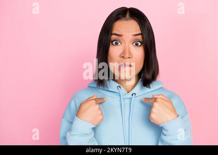 Foto einer ängstlichen, peinlichen, hübschen Dame, die sich direkt mit der Wahl widersetzt überraschte Entscheidung, isoliert auf pinkfarbenem Hintergrund Stockfoto