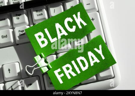 Schild mit der Aufschrift „Black Friday“. Ein Wort, das am Tag nach dem US-Feiertag der Thanksgiving-Shopping-Saison geschrieben wurde Stockfoto