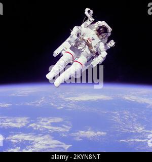 Mission Specialist Bruce McCandless II wagte sich weiter weg von den Grenzen und der Sicherheit seines Schiffs als jeder vorherige Astronaut. Dieser Raum wurde zunächst durch die bemannte Manuevering Unit (MMU) ermöglicht, einen Rucksack mit Stickstoffstrahlantrieb. Nach einer Reihe von Testmanövern innerhalb und oberhalb der Nutzlastbucht von Challenger flog McCandless bis zu einer Entfernung von 320 Metern vom Orbiter „frei“. Die MMU wird mit Joy-Sticks gesteuert, die sich am Ende der Armlehnen befinden. Wenn die Joy-Stiele nach links oder rechts bewegt oder gezogen werden, werden Stickstoffstrahltriebwerke ausgelöst, die McCandless antreiben Stockfoto