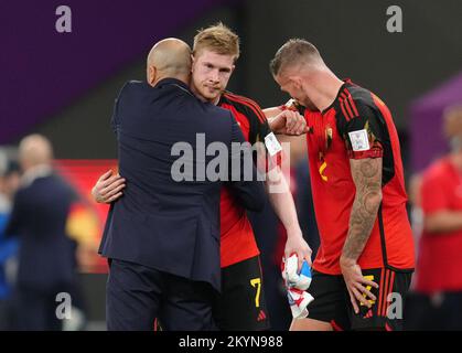 Der belgische Manager Roberto Martinez konsolt Kevin De Bruyne nach der letzten Pfiffe während des FIFA-Weltmeisterschaftsspiels der Gruppe F im Ahmad bin Ali Stadium, Al Rayyan, Katar. Foto: Donnerstag, 1. Dezember 2022. Stockfoto