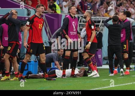 Doha, Katar, 01/12/2022, Thomas Meunier aus Belgien und Yannick Carrasco aus Belgien reagieren während eines Fußballspiels zwischen der belgischen Nationalmannschaft The Red Devils und Kroatien, dem dritten und letzten Spiel der Gruppe F der FIFA-Weltmeisterschaft 2022 in Al Rayyan, Staat Katar, am Donnerstag, den 01. Dezember 2022. BELGA PHOTO VIRGINIE LEFOUR Stockfoto