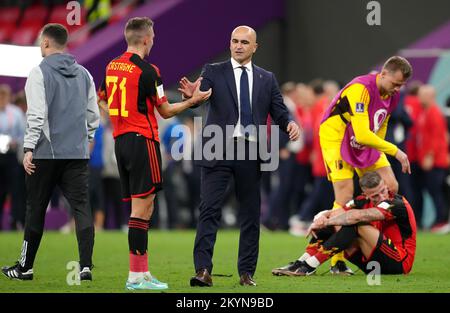 Der belgische Manager Roberto Martinez konsolt Timothy Castagne nach der letzten Pfiffe während des FIFA-Weltmeisterschaftsspiels der Gruppe F im Ahmad bin Ali Stadium, Al Rayyan, Katar. Foto: Donnerstag, 1. Dezember 2022. Stockfoto