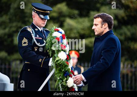 Arlington, Vereinigte Staaten Von Amerika. 30.. November 2022. Arlington, Vereinigte Staaten von Amerika. 30. November 2022. Der französische Präsident Emmanuel Macron nimmt am 30. November 2022 in Arlington, Virginia, USA, am Grabmal des unbekannten Soldaten an einer feierlichen Kranzlegung Teil. Kredit: Elizabeth Fraser/USA Army/Alamy Live News Stockfoto