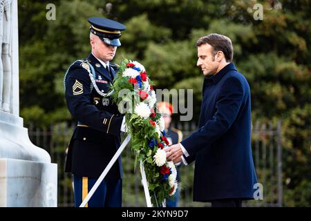 Arlington, Vereinigte Staaten Von Amerika. 30.. November 2022. Arlington, Vereinigte Staaten von Amerika. 30. November 2022. Der französische Präsident Emmanuel Macron nimmt am 30. November 2022 in Arlington, Virginia, USA, am Grabmal des unbekannten Soldaten an einer feierlichen Kranzlegung Teil. Kredit: Elizabeth Fraser/USA Army/Alamy Live News Stockfoto