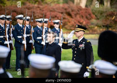 Arlington, Vereinigte Staaten Von Amerika. 30.. November 2022. Arlington, Vereinigte Staaten von Amerika. 30. November 2022. Französischer Präsident Emmanuel Macron, Left und USA Generalmajor Allan M. Pepin, 2.. Links, ehrt die Kranzlegen-Zeremonie der vollen Ehren am Grab des unbekannten Soldaten auf dem Arlington National Cemetery, 30. November 2022 in Arlington, Virginia, USA. Kredit: Elizabeth Fraser/USA Army/Alamy Live News Stockfoto