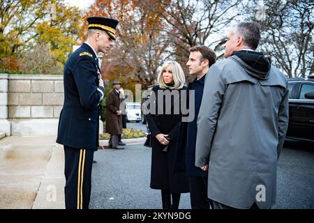 Arlington, Vereinigte Staaten Von Amerika. 30.. November 2022. Arlington, Vereinigte Staaten von Amerika. 30. November 2022. USA Generalmajor Allan Pepin, Left, begrüßt den französischen Präsidenten Emmanuel Macron und die First Lady Brigitte Macron zur vollen Zeremonie des Kranzlagers am Grab des unbekannten Soldaten auf dem Nationalfriedhof Arlington, 30. November 2022 in Arlington, Virginia, USA. Kredit: Elizabeth Fraser/USA Army/Alamy Live News Stockfoto