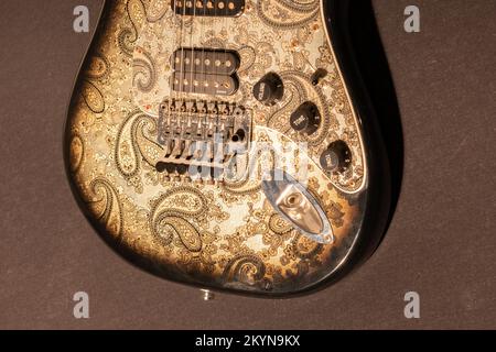 Vaduz, Liechtenstein, 12. Januar 2022 Produktaufnahme einer Fender Stratocaster Richie Sambora Signature Elektrische Gitarre in schwarzem Paisley Stockfoto