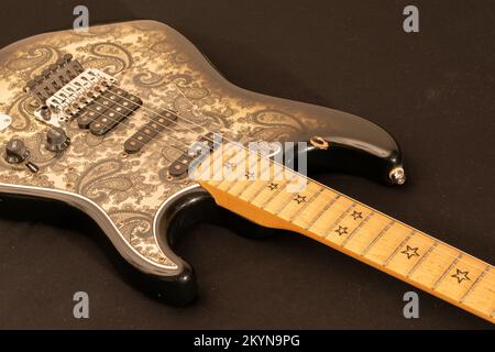 Vaduz, Liechtenstein, 12. Januar 2022 Produktaufnahme einer Fender Stratocaster Richie Sambora Signature Elektrische Gitarre in schwarzem Paisley Stockfoto