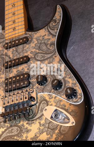 Vaduz, Liechtenstein, 12. Januar 2022 Produktaufnahme einer Fender Stratocaster Richie Sambora Signature Elektrische Gitarre in schwarzem Paisley Stockfoto