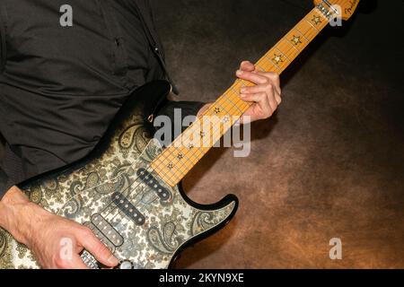 Vaduz, Liechtenstein, 12. Januar 2022 der Künstler spielt mit einer Fender Stratocaster Richie Sambora E-Gitarre, die in schwarzem Paisley gemalt ist Stockfoto