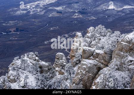 Felsen auf dem südlichen Demerdzhi-Berg im Schnee nach Schneesturm im Frühling. Krim Stockfoto