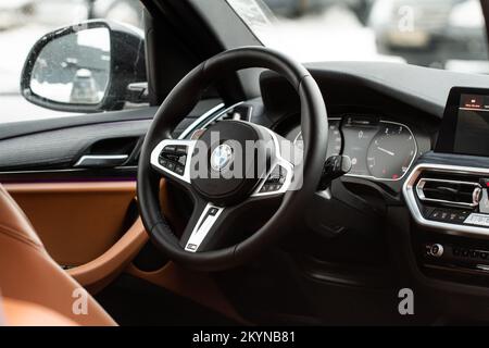 MOSKAU, RUSSLAND - 05. FEBRUAR 2022. BMW X3 (G01), Innenansicht. Kompakter Luxus-Crossover-SUV. BMW-Logo auf dem Autolenkrad. Stockfoto