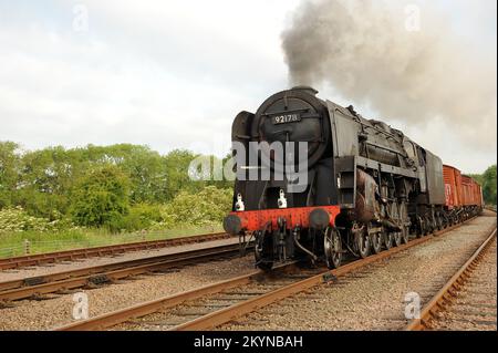 '92212' läuft als '92178' bei swithland Sidings mit einer Mischware. Stockfoto