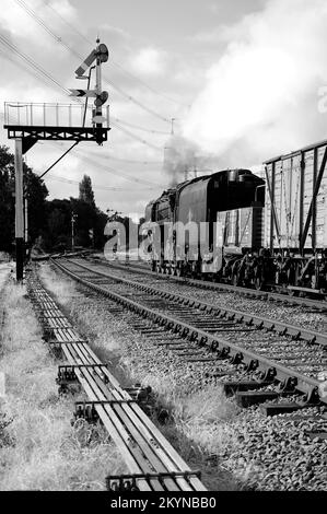 '92212' läuft als '92178' bei swithland Sidings mit einer Mischware. Stockfoto