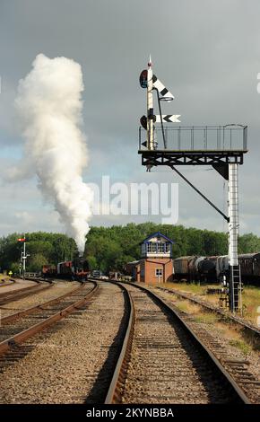 '92212' läuft als '92178' bei swithland Sidings mit einer Mischware. Stockfoto