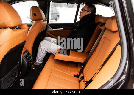 MOSKAU, RUSSLAND - 05. FEBRUAR 2022. BMW X3 (G01), Innenansicht. Lederrückensitze in einem modernen Luxusfahrzeug mit geöffneter Armlehne. Bequemes Tragegefühl Stockfoto