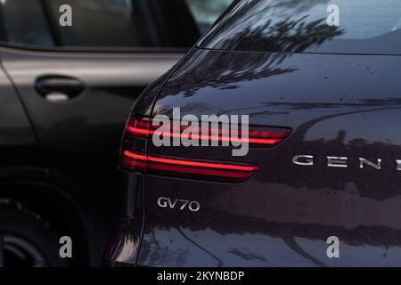 MOSKAU, RUSSLAND - 05. FEBRUAR 2022 Genesis GV70 (JK1) Modell mit moderner Rückleuchte eines Autos. Bremslicht und Pfeil eines großen suv. Rücklicht des Fahrzeugs Nahaufnahme Stockfoto