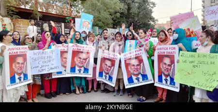 Peshawar, Pakistan, 01. Dezember 2022. Mitglieder von Tehreek-e-Insaf (PTI-Frauenflügel) halten am Donnerstag, den 01. Dezember 2022, im Presseclub Karatschi eine Protestdemonstration für die Forderung nach Gerechtigkeit für Azam Swati ab. Stockfoto