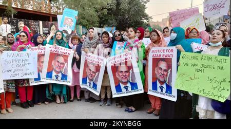 Peshawar, Pakistan, 01. Dezember 2022. Mitglieder von Tehreek-e-Insaf (PTI-Frauenflügel) halten am Donnerstag, den 01. Dezember 2022, im Presseclub Karatschi eine Protestdemonstration für die Forderung nach Gerechtigkeit für Azam Swati ab. Stockfoto