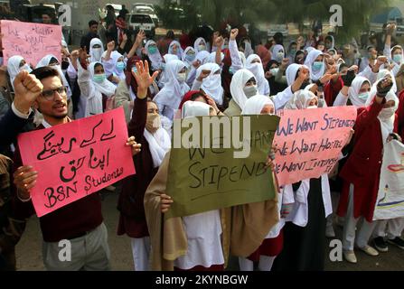 Peshawar, Pakistan, 01. Dezember 2022. Krankenpflegekräfte verschiedener Hochschulen halten am Donnerstag, den 01. Dezember 2022, vor der Khyber Pakhtunkhwa-Versammlung in Peshawar eine Protestdemonstration für Stipendium ab. Stockfoto