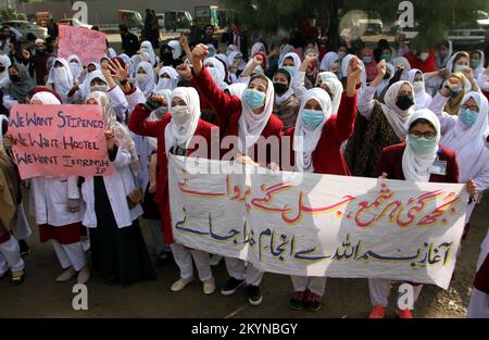 Peshawar, Pakistan, 01. Dezember 2022. Krankenpflegekräfte verschiedener Hochschulen halten am Donnerstag, den 01. Dezember 2022, vor der Khyber Pakhtunkhwa-Versammlung in Peshawar eine Protestdemonstration für Stipendium ab. Stockfoto