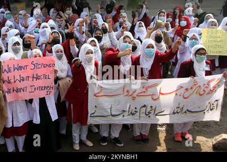 Peshawar, Pakistan, 01. Dezember 2022. Krankenpflegekräfte verschiedener Hochschulen halten am Donnerstag, den 01. Dezember 2022, vor der Khyber Pakhtunkhwa-Versammlung in Peshawar eine Protestdemonstration für Stipendium ab. Stockfoto