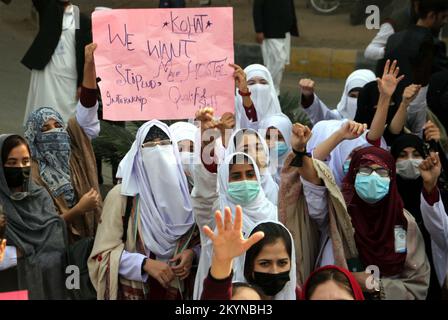 Peshawar, Pakistan, 01. Dezember 2022. Krankenpflegekräfte verschiedener Hochschulen halten am Donnerstag, den 01. Dezember 2022, vor der Khyber Pakhtunkhwa-Versammlung in Peshawar eine Protestdemonstration für Stipendium ab. Stockfoto