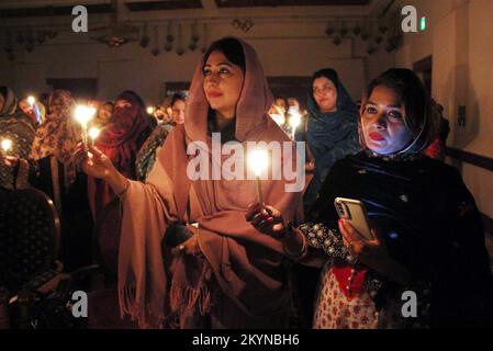 Peshawar, Pakistan, 01. Dezember 2022. Die Teilnehmer erhalten erleuchtete Kerzen während einer Zeremonie, die vom Aids-Kontrollprogramm der Provinz anlässlich des Welt-Aids-Tages am Donnerstag, den 01. Dezember 2022 in Quetta organisiert wird. Stockfoto