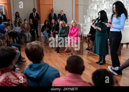 First Lady Dr. Jill Biden ist Gastgeberin von Brigitte Macron von Frankreich, wo Sie bei einer Führung durch das Museum in Washington am Donnerstag, den 1. Dezember 2022 Poesie im Planet Word hören. Guthaben: Sarah Silbiger / Pool/Sipa USA Stockfoto