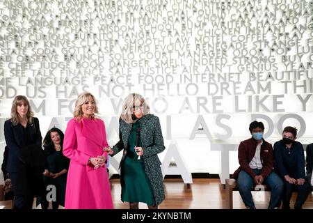 First Lady Dr. Jill Biden und Brigitte Macron aus Frankreich halten am Donnerstag, den 1. Dezember 2022, auf dem Planet Word während einer Führung durch das Museum in Washington, DC, eine Rede. Guthaben: Sarah Silbiger / Pool/Sipa USA Stockfoto