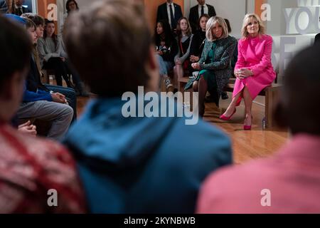 First Lady Dr. Jill Biden ist Gastgeberin von Brigitte Macron von Frankreich, wo Sie bei einer Führung durch das Museum in Washington am Donnerstag, den 1. Dezember 2022 Poesie im Planet Word hören. Guthaben: Sarah Silbiger / Pool/Sipa USA Stockfoto