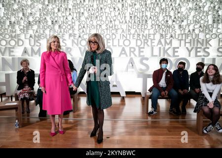 First Lady Dr. Jill Biden und Brigitte Macron aus Frankreich halten am Donnerstag, den 1. Dezember 2022, auf dem Planet Word während einer Führung durch das Museum in Washington, DC, eine Rede. Guthaben: Sarah Silbiger / Pool/Sipa USA Stockfoto