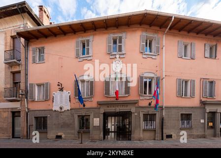 Borgo San Dalmazzo, Cuneo, Italien- 01. Dezember 2022: Das Rathaus in der Via Roma im Hauptquartier der nationalen Schneckenmesse Col Stockfoto