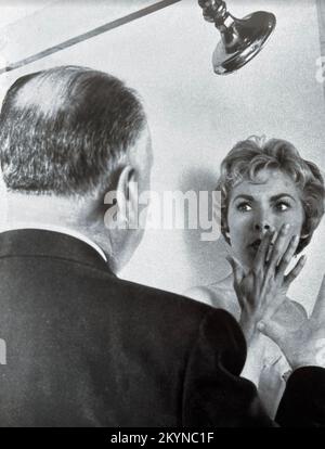 PSYCHO 1960 Paramount Pictures Film mit Alfred Hitchcock, der Janet Leigh in der Duschszene Regie führt. Stockfoto