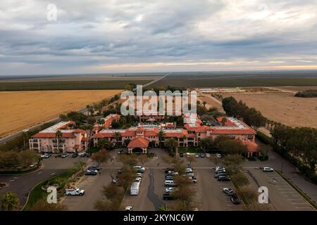 Das Harris Ranch Inn and Restaurant in Coalinga, Kalifornien, aus der Vogelperspektive Stockfoto