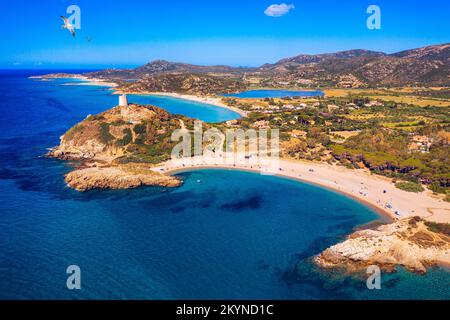 Torre di Chia Blick von fliegender Drohne. Acropoli di Bithia mit Turm Torre di Chia im Hintergrund. Luftaufnahme der Insel Sardinien, Italien, Europa. Panora Stockfoto