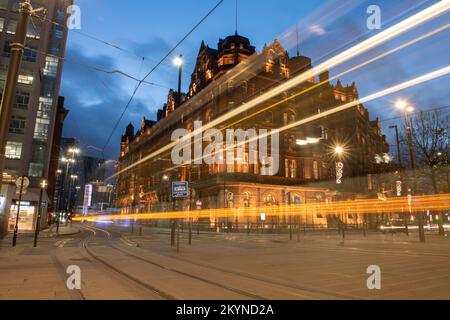 Leichte Wege von den Straßenbahnen und dem Verkehr vor dem Midland Hotel am Petersplatz im Stadtzentrum von Manchester. Stockfoto