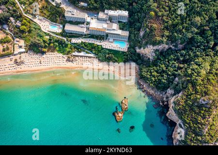 Exotischer Strand von Agios Gordios auf der Insel Korfu, Griechenland. Strand von Agios Gordios, Insel Korfu, Griechenland. Panoramablick auf den Strand von Agios Gordios, sandige Küste Stockfoto