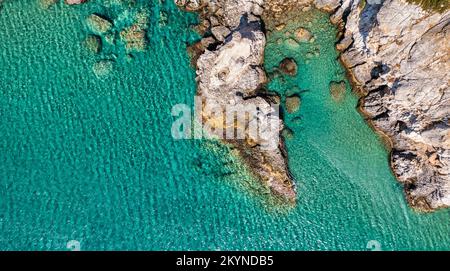 Luftaufnahme über Granit felsige Küste Mittelmeer kristallklares blaues Meerwasser. Luftaufnahme von Wellen treffen felsige Küste von schön Stockfoto