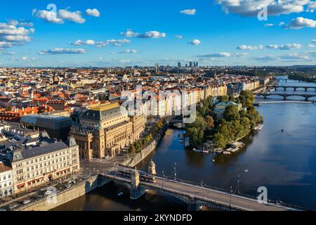 Nationaltheater in Prag, Tschechische Republik, an der Moldau. Legion Brücke auf der Moldau. Nationaltheater (Narodni Divadlo) am Ufer Stockfoto