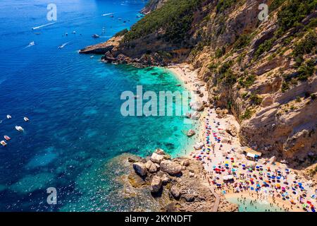 Cala Mariolu Blick von oben. Cala Mariolu berühmter Strand. Italien Sardinien Provinz Nuoro Nationalpark der Bucht von Orosei und Gennargentu Cala Mariolu Stockfoto