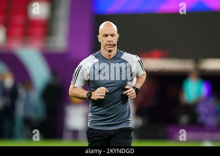 DOHA, KATAR - DEZEMBER 1: Schiedsrichter Anthony Taylor erwärmt sich während des FIFA-Weltmeisterschaftsspiels Katar 2022 Gruppe F zwischen Kroatien und Belgien am 1. Dezember 2022 im Ahmad bin Ali Stadion in Doha, Katar. (Foto: Florencia Tan Jun/PxImages) Stockfoto